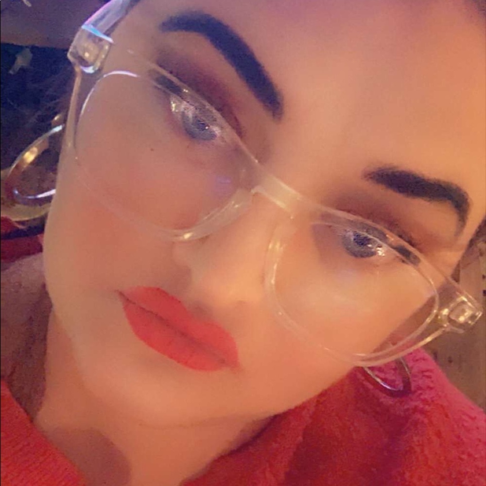 Meet your Posher, Caitlin